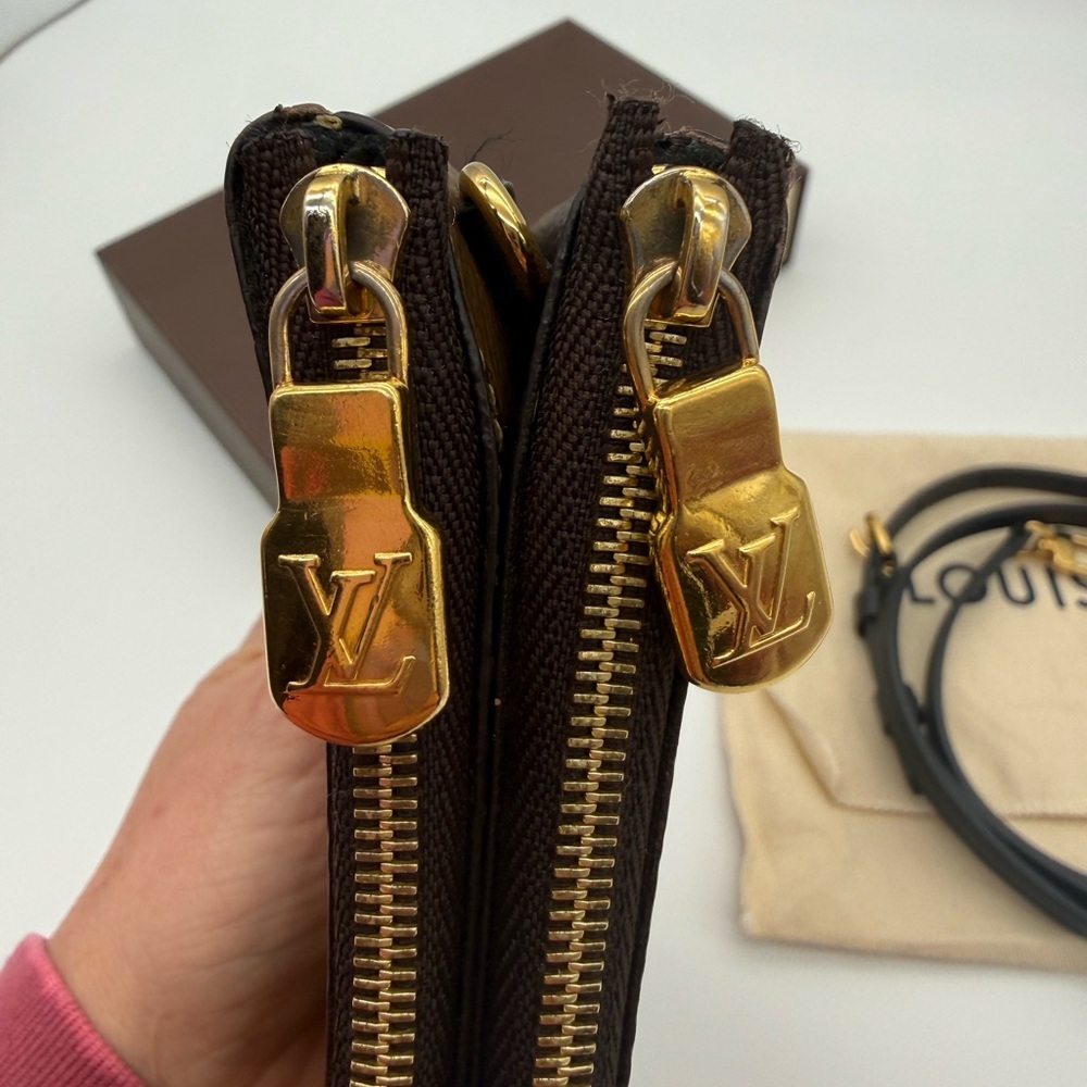 Louis Vuitton Reverse Giant Double Zip Pochette - Picture 4 of 16